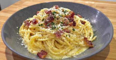 Spaghetti carbonara authentique guanciale pecorino