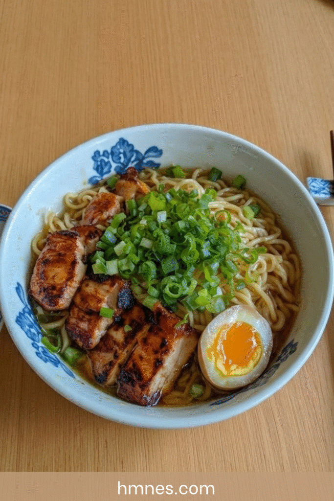 ramen poulet grillé oeuf mollet oignons verts bouillon maison