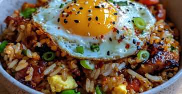 riz frit bacon oeuf au plat croustillant asiatique