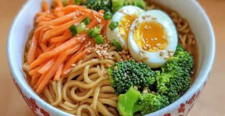 ramen œufs mollet legumes croquants bol japonais