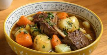 Pot-au-feu de bœuf traditionnel legumes bouillon maison