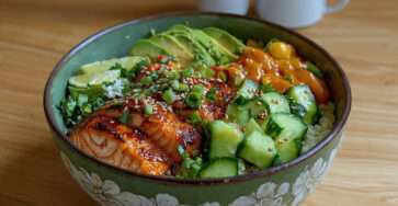Bowl saumon laqué quinoa avocat mangue legumes croquants