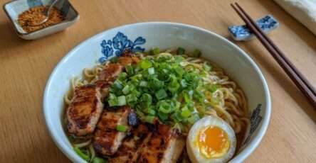 ramen poulet grillé oeuf mollet oignons verts bouillon maison
