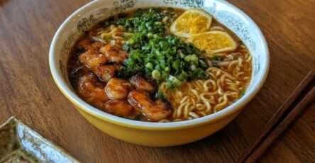 Ramen crevettes grillées bouillon nouilles citron ciboule