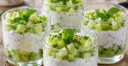 Verrine concombre menthe avec fromage frais, citron, ciboulette et dés de concombre frais