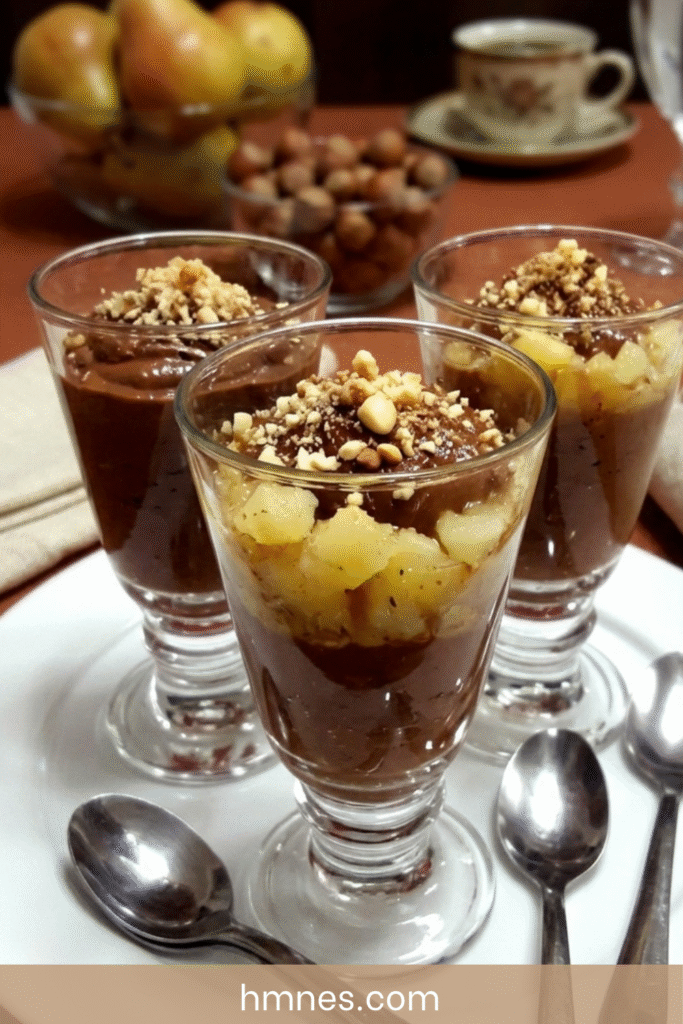 Verrine poire chocolat avec mousse au chocolat noir, cubes de poire, biscuits émiettés et noisettes concassées