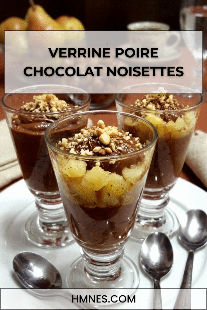Verrine poire chocolat avec mousse au chocolat noir, cubes de poire, biscuits émiettés et noisettes concassées