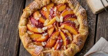 Galette rustique aux nectarines avec pâte dorée, fruits fondants, amandes effilées et sucre glace