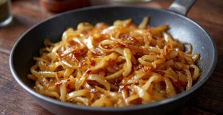 Oignons caramélisés à la poêle fondants et dorés servis en accompagnement maison