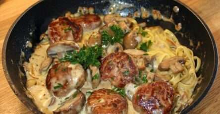 Andouillette aux champignons crémeuse avec sauce à la crème, persil frais et champignons de Paris