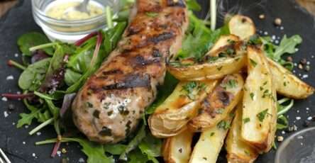 Andouillette au vin blanc crémeuse aux échalotes servie avec sauce à la crème et pain frais