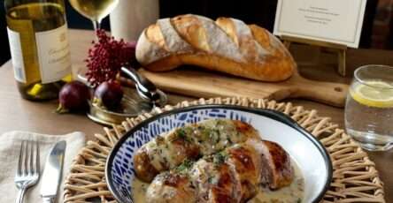 Andouillette grillée à la moutarde avec sauce crémeuse, persil frais et pommes de terre sautées maison