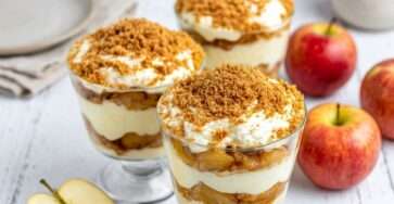 Verrine pomme mascarpone avec pommes caramélisées, crème onctueuse et spéculoos émiettés