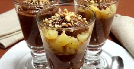 Verrine poire chocolat avec mousse au chocolat noir, cubes de poire, biscuits émiettés et noisettes concassées
