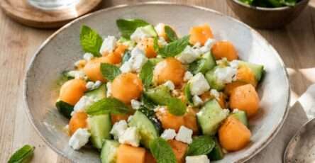Salade melon concombre avec feta, menthe fraîche, citron, huile d’olive et morceaux de melon bien juteux