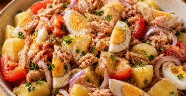 salade thon aux pommes de terre avec œufs, tomates et oignon rouge