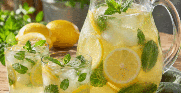Citronnade maison au citron et à la menthe avec glaçons
