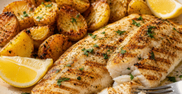 Poisson grillé servi avec des pommes de terre dorées