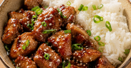 Porc caramélisé tendre avec sauce brillante et riz