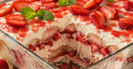 Tiramisu fraises avec crème au mascarpone et coulis