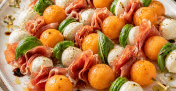 brochettes melon-jambon cru et à la mozzarella