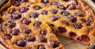 Clafoutis aux cerises fondant avec une part découpée