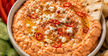 Tirokafteri crémeuse à la feta et au poivron rôti