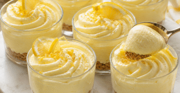 Mousse au citron légère servie dans des verrines