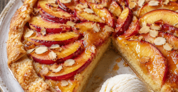 Tarte rustique nectarines crème d’amande dorée au four avec fruits fondants, pâte croustillante et amandes effilées.