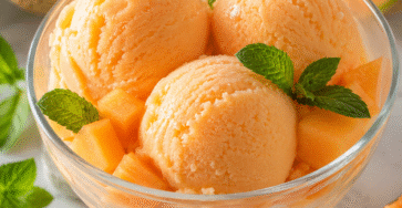 : glace melon sans sorbetière servie en boules très crémeuses