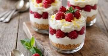 Verrines framboise citron mascarpone avec crème onctueuse, framboises fraîches, zeste de citron et base biscuitée