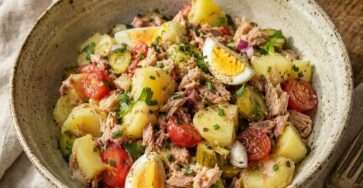 Salade pommes de terre thon œufs avec tomates, cornichons, herbes fraîches et vinaigrette maison