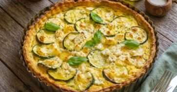 Tarte courgette feta basilic avec pâte dorée, rondelles de courgettes, feta émiettée et basilic frais
