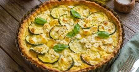 Tarte courgette feta basilic avec pâte dorée, rondelles de courgettes, feta émiettée et basilic frais