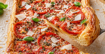 Tarte fine aux tomates rôties et au parmesan
