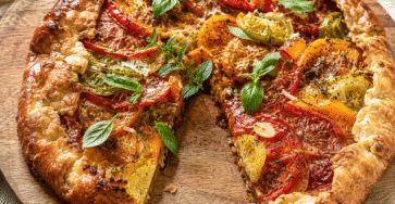 Tarte rustique aux tomates multicolores et au parmesan